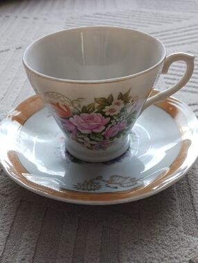 Àntique Royal Crown Floral Porcelain Tea Cup and Saucer with Gold Trim Japan